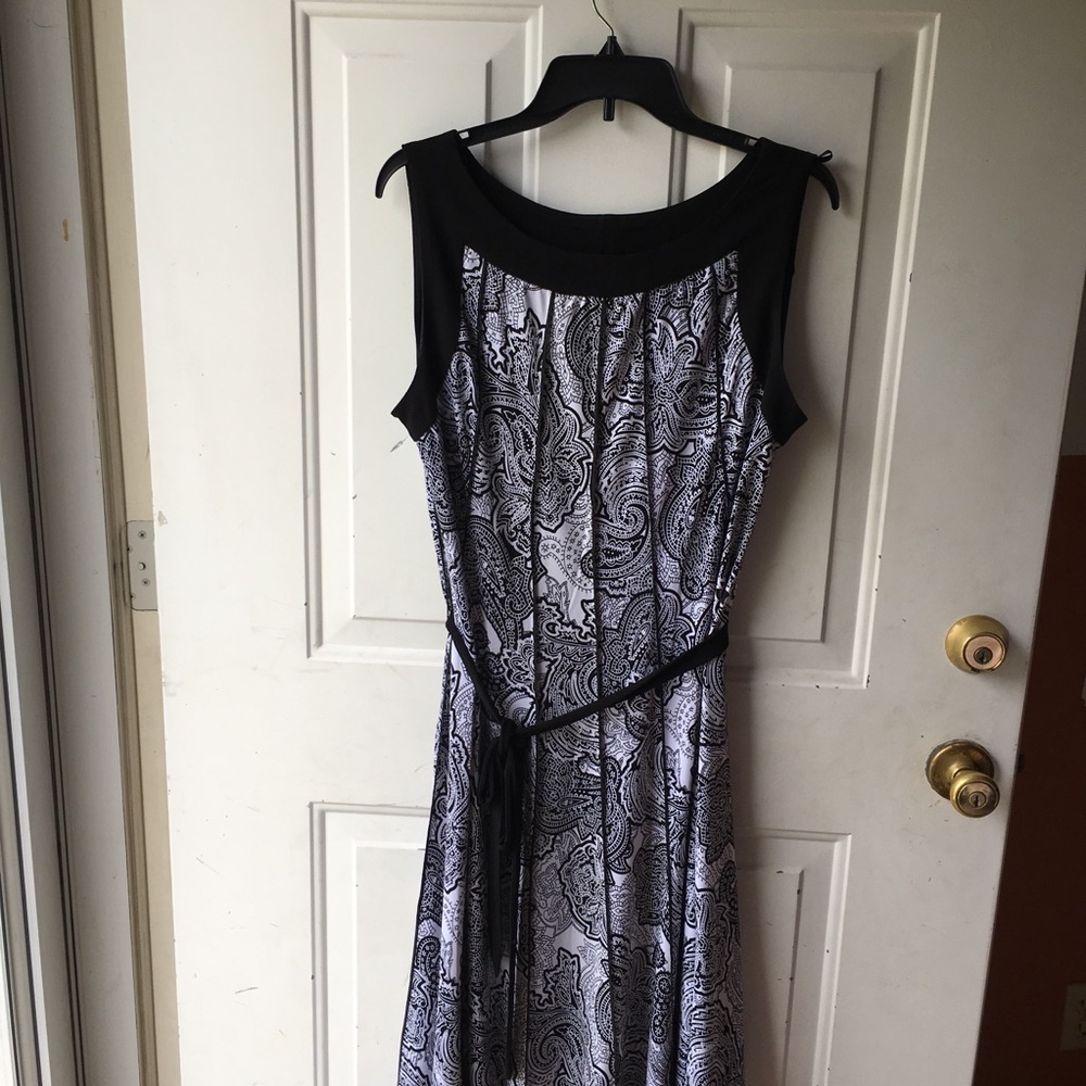 Sleeveless black and white dress